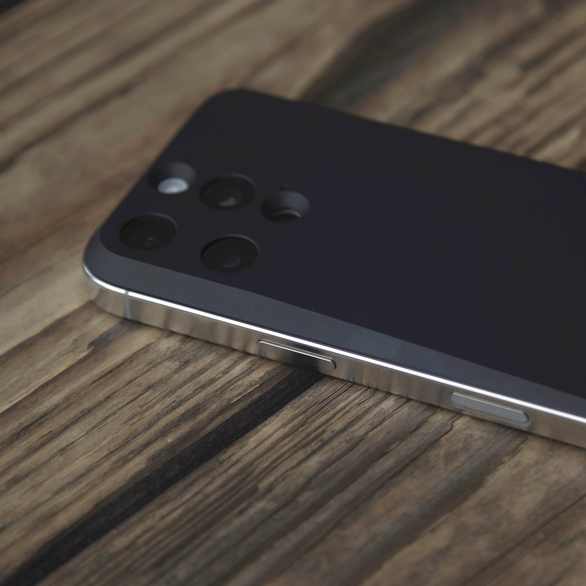 スカルデザイン バックプレート　メタル製 MYNUS iPhone 16 Pro MAGBACK – MYNUS Online Shop