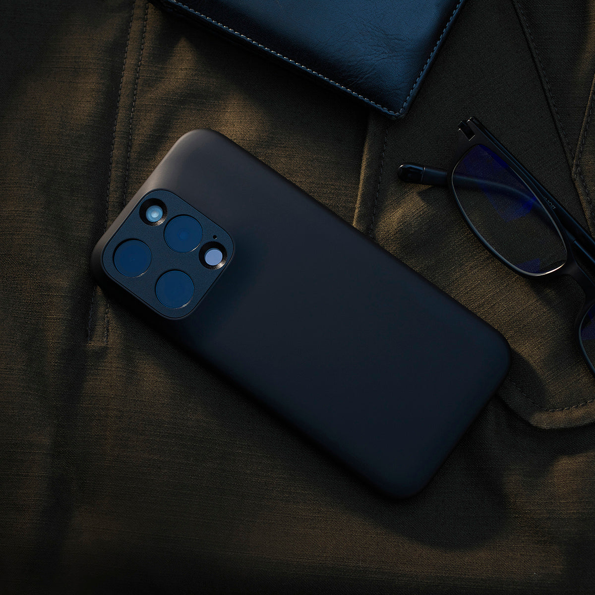 MYNUS iPhone 15 Pro CASE