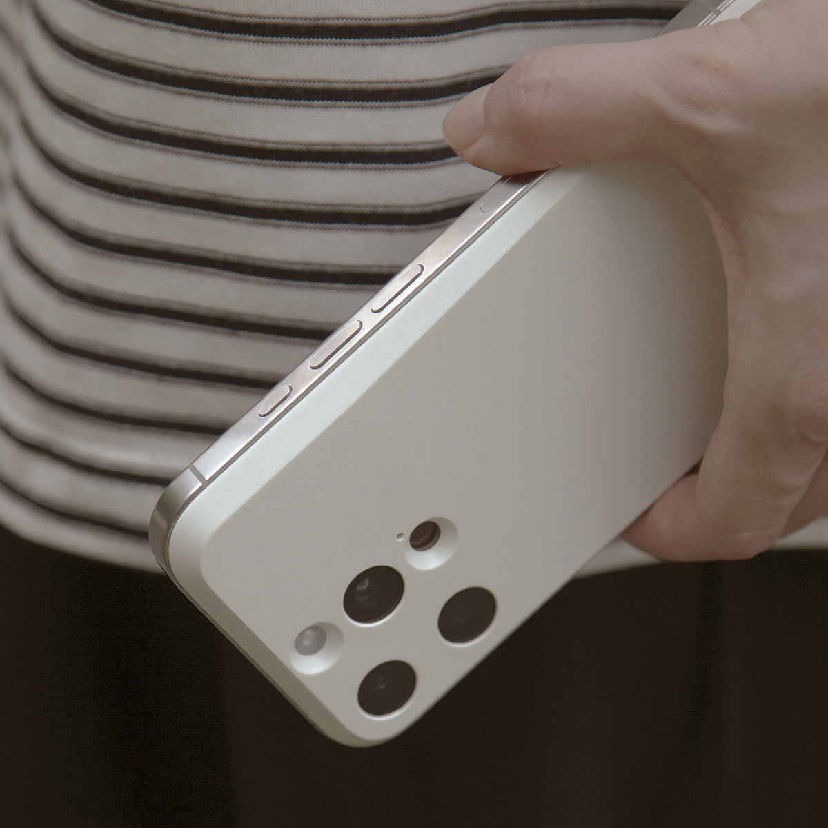 MYNUS iPhone 16 Pro MAGBACK